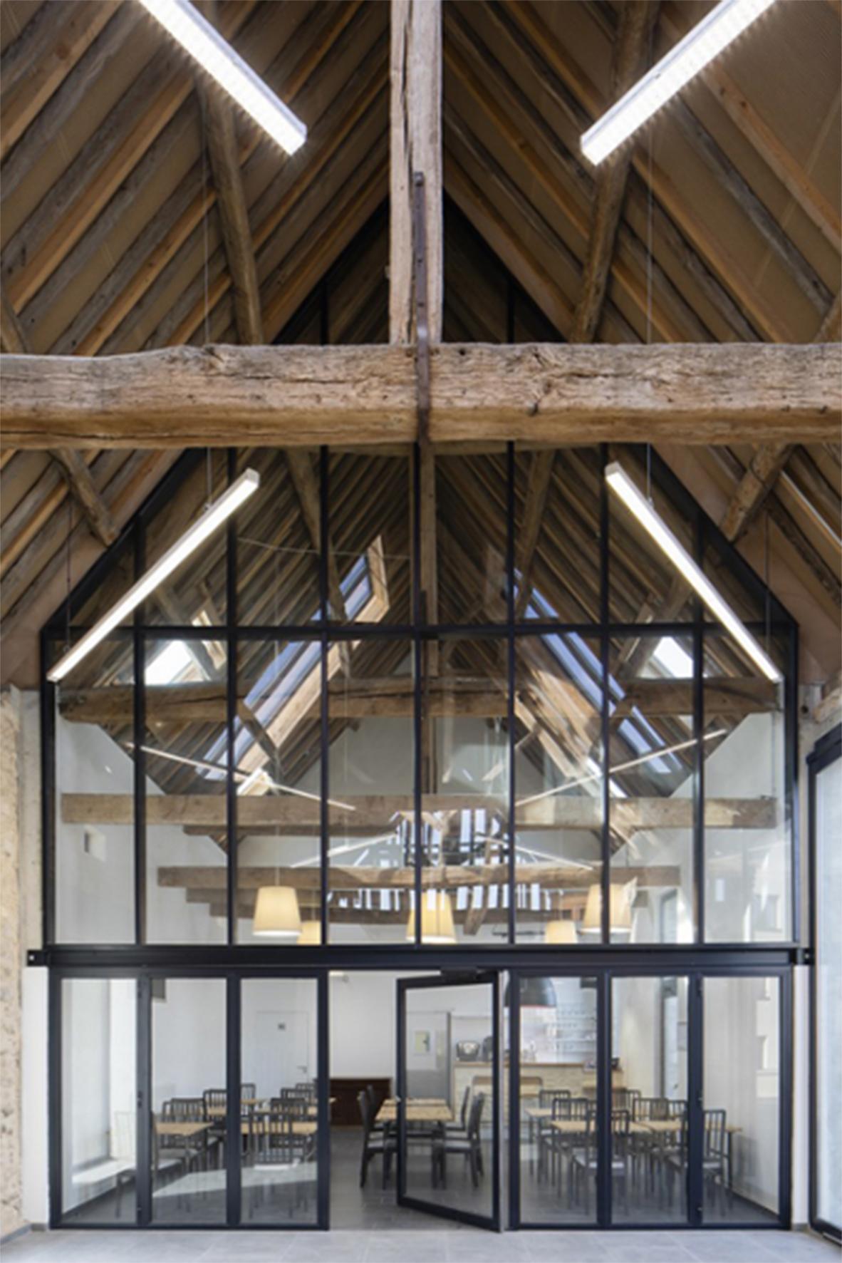 Ecole élémentaire, commerce, restaurant et place du village.